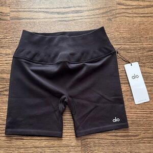 ALO Yoga Women's Black Seamless Ribbed Favorite Short 5”